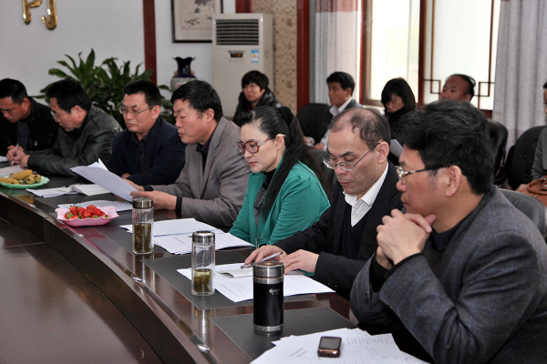 聯(lián)盟校成員在濟(jì)寧市教科所劉緒菊所長(zhǎng)帶領(lǐng)下討論聯(lián)盟工作計(jì)劃