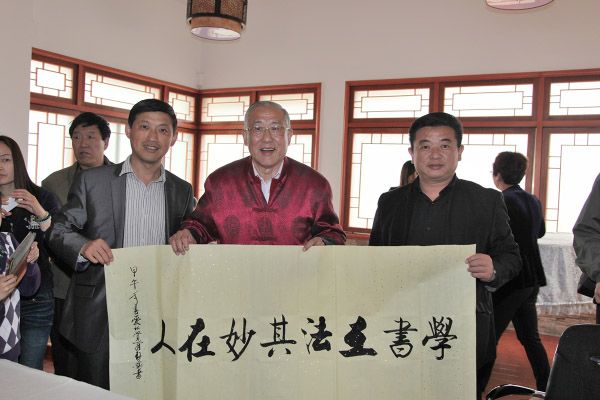 書(shū)贈(zèng)“學(xué)書(shū)在法，其妙在人”